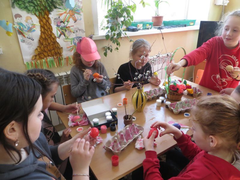 В преддверии празднования всеми любимого праздника Пасхи в отделении социальной помощи семье и детям был проведен мастер-класс по художественной росписи яиц